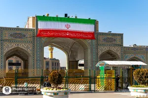 نصب پرچم ایران در حرم مطهر رضوی