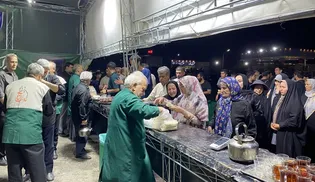 اطعام ۲ هزار زائر در ششمین شب فعالیت موکب امام رضا (ع) ساوه