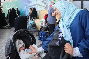 استقبال از «خانواده‌های فرزندپذیر شیرخوارگاه آمنه» در ایستگاه راه آهن مشهد