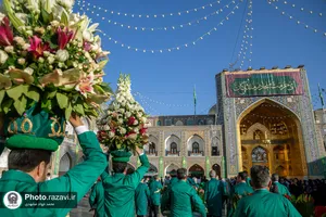گل آرایی ضریح مطهر رضوی در دهه کرامت