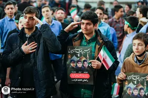 گردهمایی نوجوانان مشهدی به یاد شهدای دانش&zwnj;آموز حرم شاهچراغ