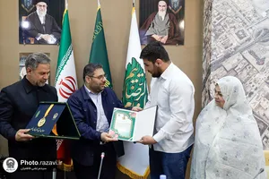 اهدای مدال طلای امیر یاری به موزه آستان قدس رضوی