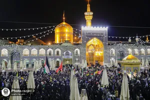 تعویض پرچم گنبد منور رضوی به مناسبت عزای عمومی در کشور