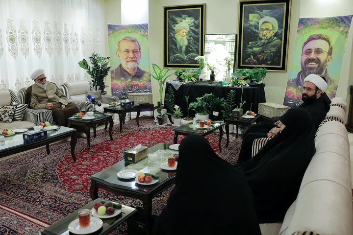 دیدار تولیت آستان قدس رضوی با خانواده شهیدان علی و مرتضی لاریجانی