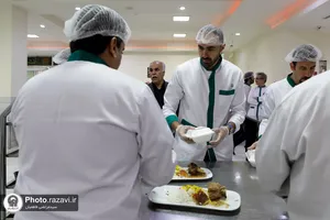 تشرف و خدمت چهره های فوتبالی در حرم مطهر رضوی