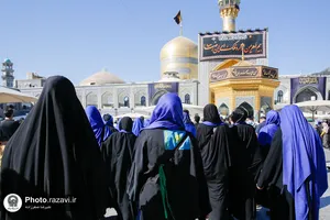 تشرف زائران قزاقستانی به حرم مطهر رضوی