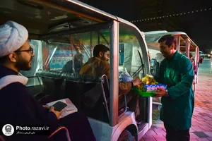 توزیع غذای متبرک حضرت در حرم مطهر رضوی