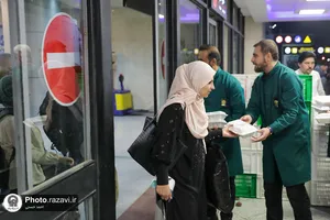 بدرقه زائران بارگاه منور رضوی با غذای متبرک حضرت