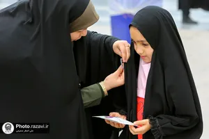 اهدا بسته&zwnj;های متبرک رضوی به دختران زائر امام رضا(علیه&zwnj;السلام)