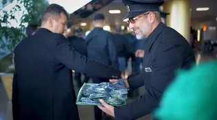 استقبال گرم خدام حرم مطهر رضوی از زائران در فرودگاه، راه‌آهن و ترمینال مشهد در ایام شهادت امام رضا (ع)