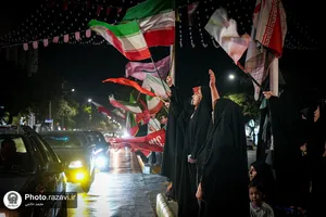 بسته بندی و توزیع تبرکات توسط خادمان رضوی در تجمعات مردمی