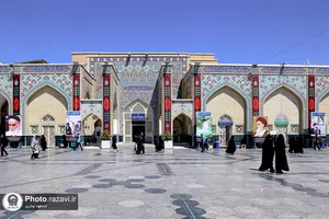 روایت تصویری از رهبر شهید انقلاب در صحن کوثر حرم مطهر رضوی