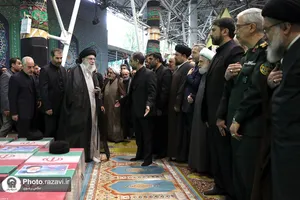 اقامه نماز رهبر انقلاب بر پیکر رئیس&zwnj;جمهور شهید و همراهان گرامی ایشان