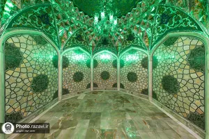  غبارروبی پنجره رواق حضرت معصومه (س) حرم مطهر رضوی 
