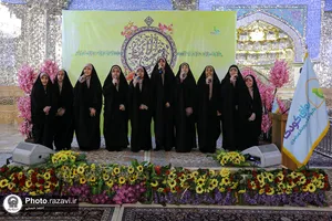 اهدای نشان خادمیاران خواهر رواق کودک