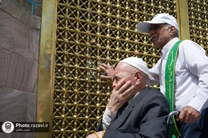تشرف زائران سالمند به حرم مطهر رضوی