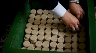 تعویض مهرهای نماز در حرم مطهر رضوی با تربت کربلا