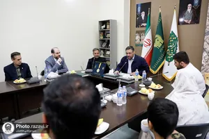 اهدای مدال طلای امیر یاری به موزه آستان قدس رضوی
