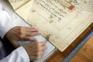 مرمت نسخ خطی آستان قدس رضوی