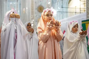 جشن عبادت دختران جهان اسلام در حرم مطهر رضوی