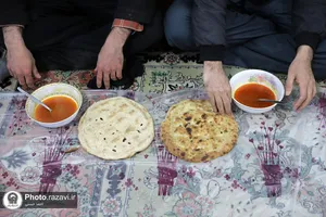 توزیع غذا میان کارتن&zwnj;خواب&zwnj;ها و نیازمندان اطراف حرم مطهر رضوی