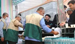 توزیع ۵ هزار بطری آب میان زائران حسینی توسط خادم‌یاران لرستان