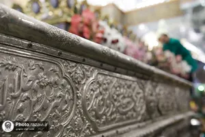 گل آرایی ضریح مطهر حضرت معصومه سلام الله علیها در آغاز دهه کرامت