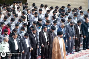 اقامه نماز جماعت دانش آموزان مدارس امام رضا(ع) به امامت آیت الله طباطبایی