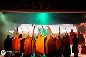 نمایش آئینی &laquo;رد پای خورشید؛ آشناترین غریب&raquo;