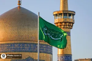 تعویض پرچم گنبد منور رضوی به مناسبت عید مبعث