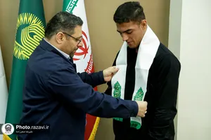 اهدا مدال طلای نوجوانان کشتی آزاد جهان به موزه آستان قدس رضوی