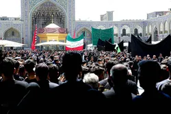 زائران حرم رضوی در عزای غریب‌الغربا، سوگمندانه اشک ماتم ریختند