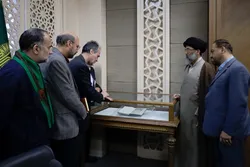 رونمایی از نسخه خطی ۱۴۷ ساله «تحفه‌الزائرین بالهادین» در کتابخانه حرم رضوی