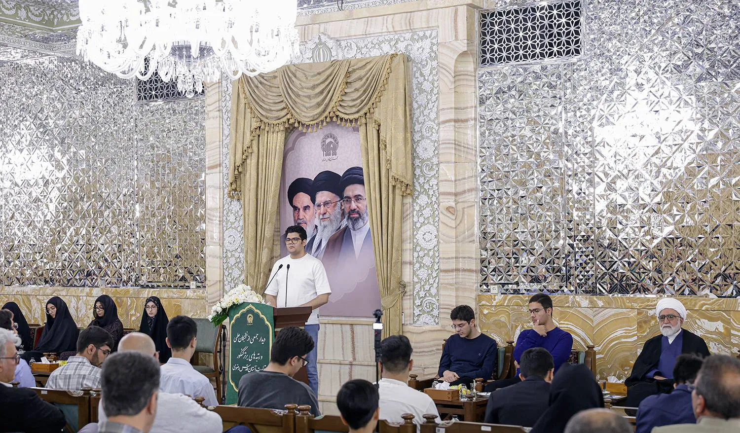 ۶۰ نخبه مدالآور المپیادهای علمی جهان و نفرات برتر کنکور در حرم مطهر رضوی تجلیل شدند ۶۰ نخبه مدالآور المپیادهای علمی جهان و نفرات برتر کنکور در حرم مطهر رضوی تجلیل شدند