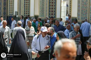 گلاب&zwnj;پاشی حرم مطهر رضوی با گلاب نذری کاشان