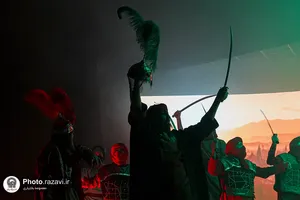 نمایش آئینی &laquo;رد پای خورشید؛ آشناترین غریب&raquo;