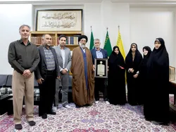 اهدای تجهیزات صوتی و تصویری توسط مجموعه‌دار کاشانی به مرکز اسناد آستان قدس رضوی
