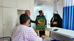 عطر زیارت رضوی در بیمارستان شهید محمدی بندرعباس؛ کاروان زیر سایه خورشید مهمان بیماران شد/فیلم
