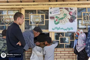 توزیع نان صلواتی به مناسبت شهادت امام حسن عسکری در مشهد