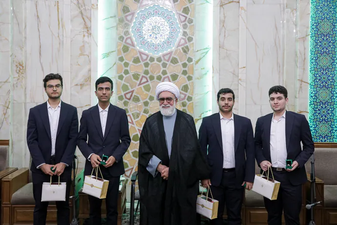 دیدار دانش‌آموزان افتخارآفرین تیم ملی المپیاد هوش مصنوعی با تولیت آستان قدس رضوی