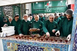 خدمت رسانی خادمین ملایر و همدان در چایخانه صحن غدیر حرم مطهر رضوی/فیلم