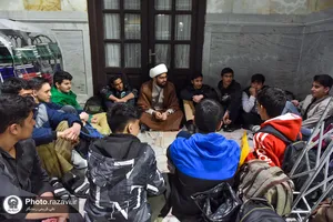 ورود معتکفین پسر نوجوان به حرم مطهر رضوی