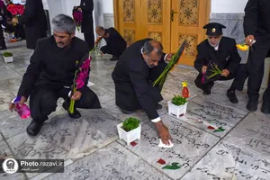 غبارروبی مزار شهدای مدفون در حرم مطهر رضوی