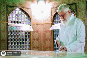 تصاویری از رهبر شهید انقلاب در مراسم غبارروبی حرم مطهر رضوی