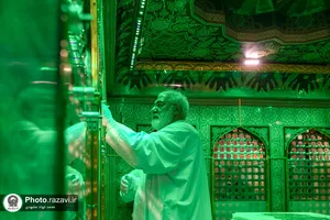 غبارروبی ضریح مطهر حضرت رضا علیه&zwnj;السلام در آستانه دهه کرامت