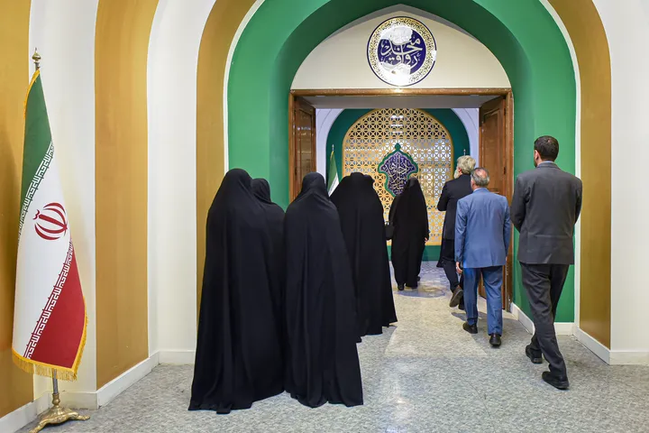 بازدید مدیران مدارس امام رضا علیه‌السلام از رواق خدمت حرم مطهر رضوی