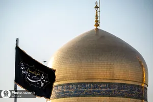 تعویض پرچم گنبد منور رضوی به مناسبت وفات حضرت معصومه(سلام الله علیها)