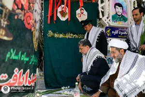 غبارروبی گلزار شهدای مدفون در بهشت رضا علیه&zwnj;السلام