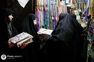 اهدای هدیه متبرک به زائران حرم مطهر رضوی