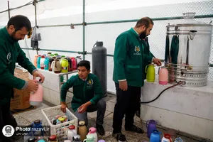 توزیع افطاری در باب&zwnj;الکاظم حرم مطهر رضوی